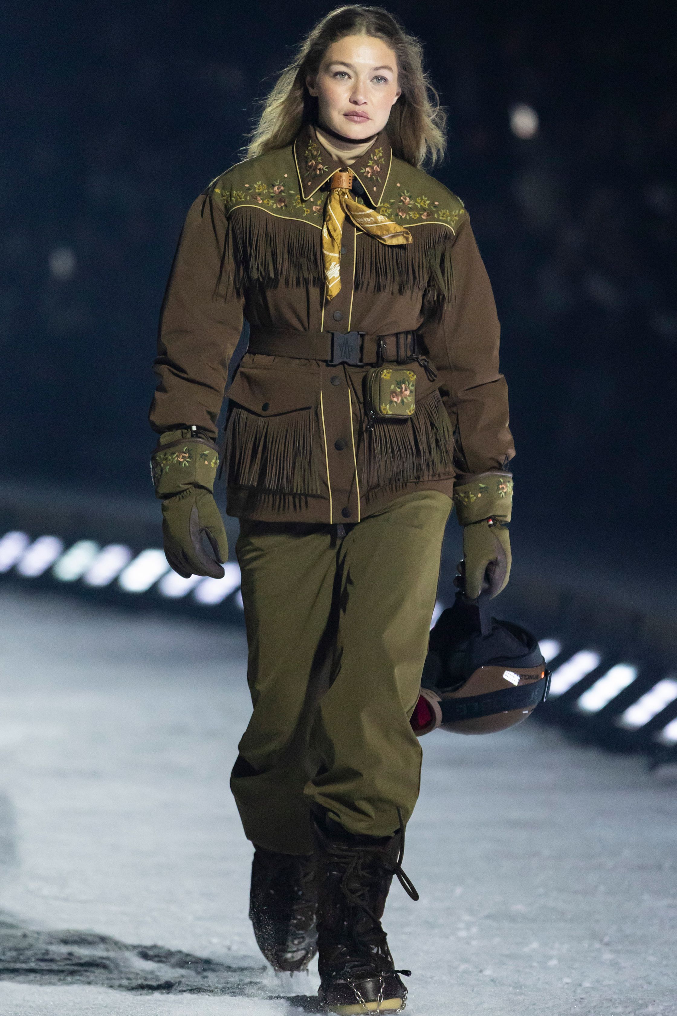 Moncler Grenoble将高山滑雪机能与都市冒险精神融合，羽绒、功能外壳与皮草细节交织出极寒环境下的时装表达，在冰雪跑道上释放硬核奢华-顽石频道趋势研究